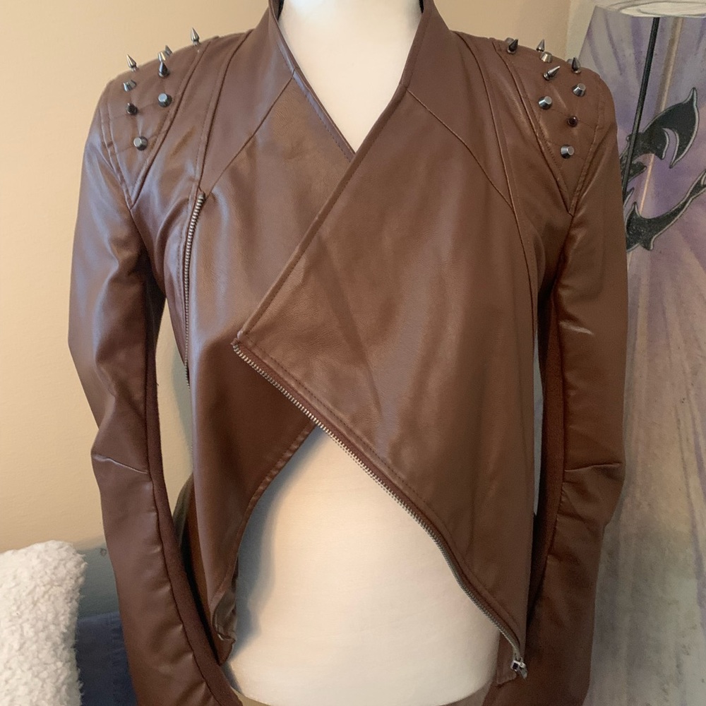 Brown leather look with metal shoulders